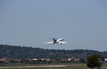 Fototapeta na wymiar Latający samolot w górę