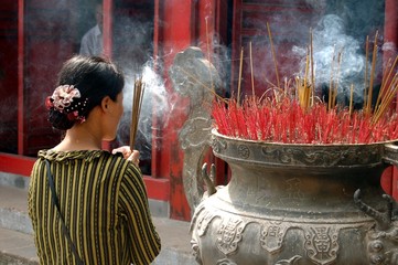 Prière bouddhiste (Hanoi, Vietnam)
