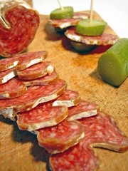 saucisson en tranches et cornichon