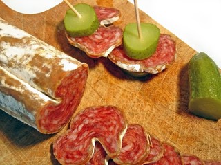 saucisson en tranches et cornichon