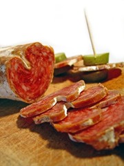 saucisson en tranches et cornichon