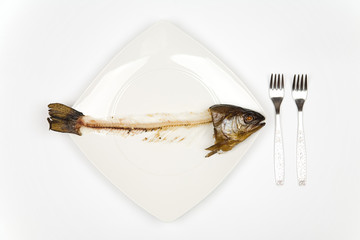 poisson mangé avec tête et queue - symbole de la misère