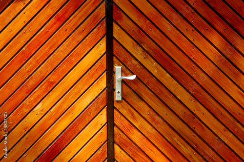 "Hölzernes Garagentor" Stockfotos und lizenzfreie Bilder auf Fotolia