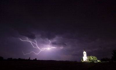 Fototapeta na wymiar Big storm wnioskach kościół