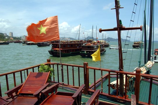 Vue depuis une jonque (Baie d'Halong, Vietnam)