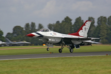 Fototapeta na wymiar Thunderbirds f16 landing