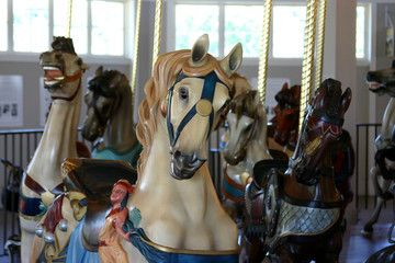 Fototapeta na wymiar Biały Koń na merry-go-round