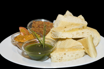 Sauce sliced garlic bread