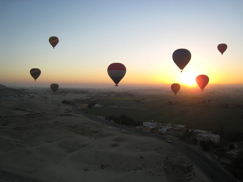 montgolfières au lever du soleil