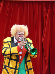  clown playing green trompet
