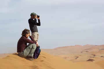 Selbstklebende Fototapeten Deux randonneurs sur la dune Big Daddy - Namibie © Sahara Nature