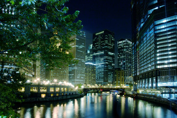 Fototapeta na wymiar Chicago River na letnich nocy.