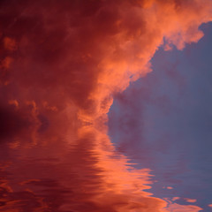 Obraz na płótnie Canvas Czerwone chmury z niektórymi odbicia w wodzie