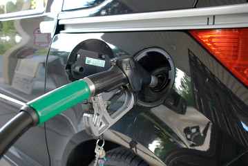 Ein Auto wird betankt