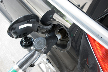 Ein Auto wird betankt