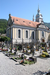 kirche und friedhof in österreich