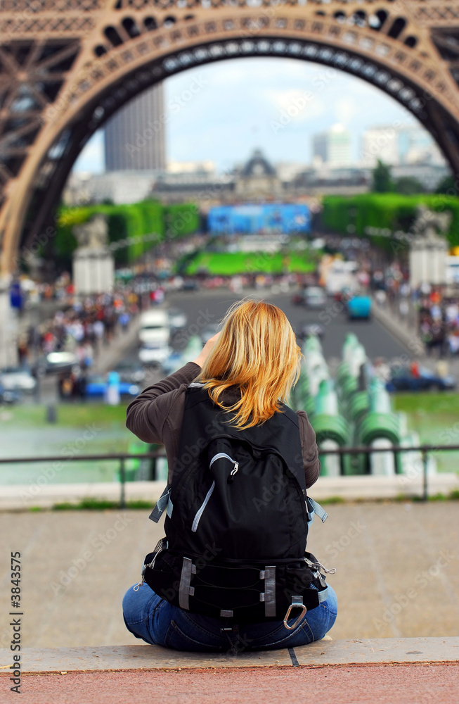 Wall mural Tourist taking pictures of Eiffel tower in Paris, France.