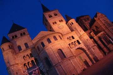 Der Trierer Dom bei Nacht