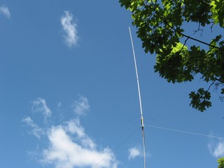 The blue sky and ground plane antenna