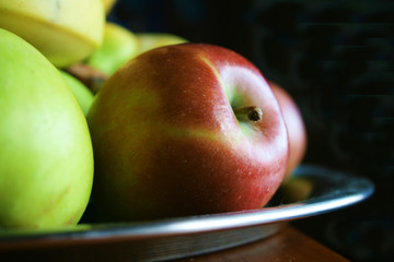 redand green apples