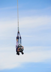 Fototapeta premium Couple bungee jumping off a tower