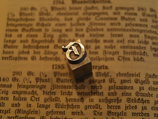 Bleiletter auf einem aufgeschlagenem Buch 