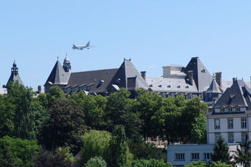 Fototapeta na wymiar Flieger über den Dächern von Luxemburg