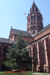 Fototapeta na wymiar Innenhof des Mainzer Doms