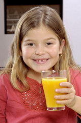 Bambina beve succo di frutta