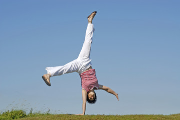 femme adulte faisant la roue