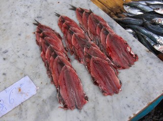 pesce fresco appena pescato al mercato del pesce sarda