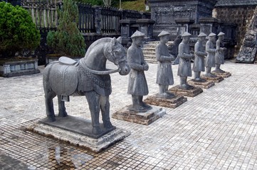 Statues (Tombeau de l'empereur Khai Dinh, Hue, Vietnam) 
