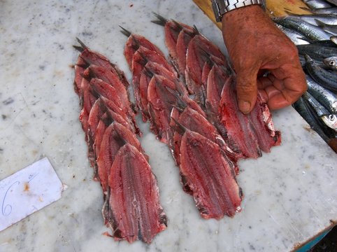 pesce fresco appena pescato al mercato del pesce sarde
