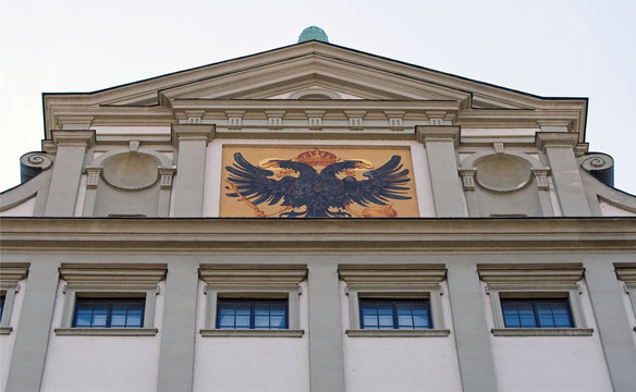 Detailansicht des Rathaus Augsburg mit Habsburger Doppeladler im Wappen