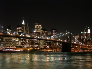 Fototapeta na wymiar Brooklyn Bridge w nocy