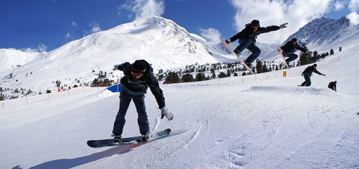 Snowboarder beim springen