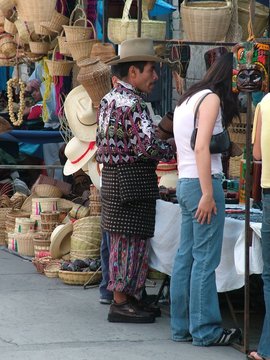 vendeur sur le marché de quetzaltenango