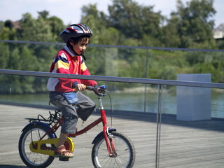 Fototapeta premium junge beim fahrrad fahren