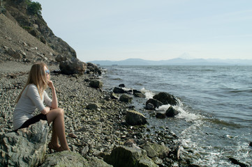 Fototapeta na wymiar beautiful girl facing the sea on a vacant beach