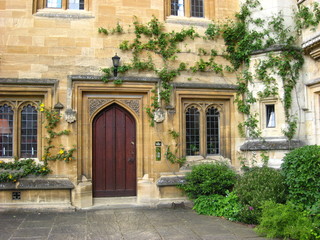 Fototapeta na wymiar Oxford University, Magdalen College, stare drewniane drzwi