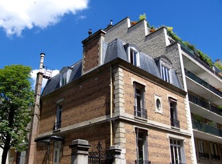 Fototapeta na wymiar Murowany dom Red, nowoczesny budynek, Paris