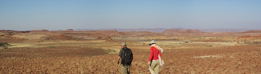 Deux randonneurs dans le Damaraland - Namibie 