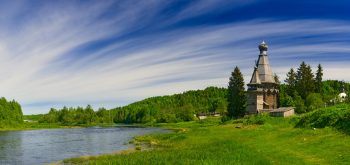 Obraz premium Church on coast of the river