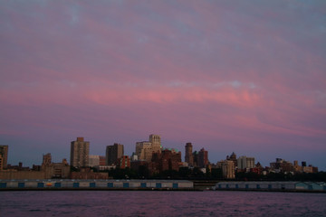 Fototapeta premium Brookyn and the East River at sunset from Lower Manhattan