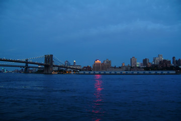 Obraz premium Most Brookliński o zachodzie słońca z Brooklynem i East River