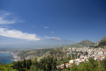 Fototapeta na wymiar Taormina Sycylia Włochy mt panoramiczny widok miasta. etna
