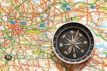 Fototapeta na wymiar Compass nad mapę UK - przedmieścia Londyn