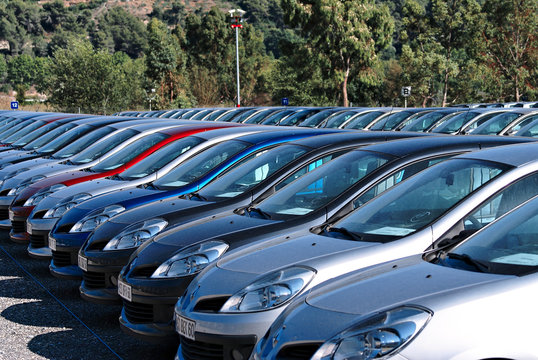 Voitures sur le parking d'un concessionnaire