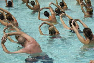 Many people doing sport in a pool