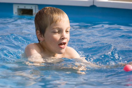 enfant jouant dans une piscine